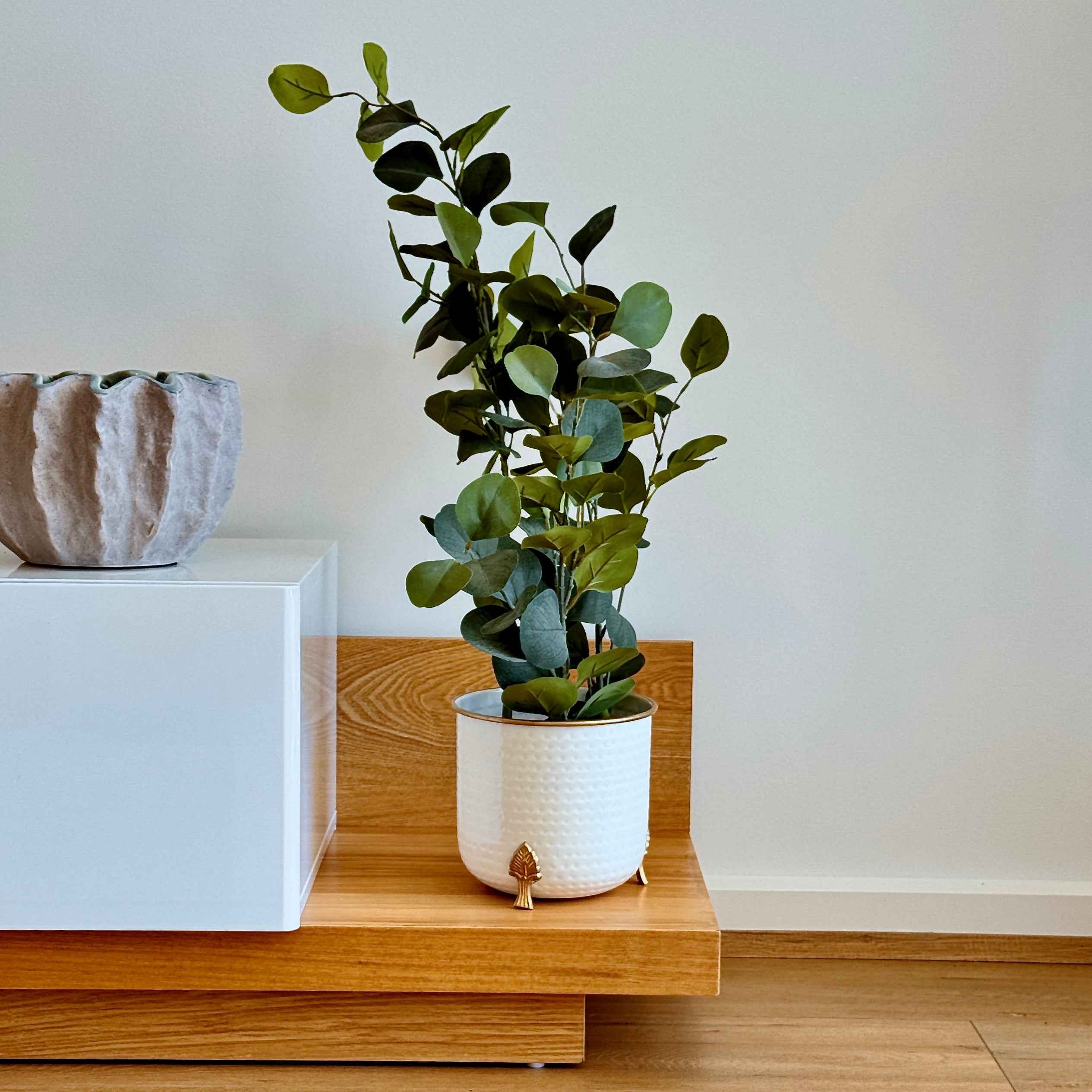 Hammered Leaf Leg Planter - White