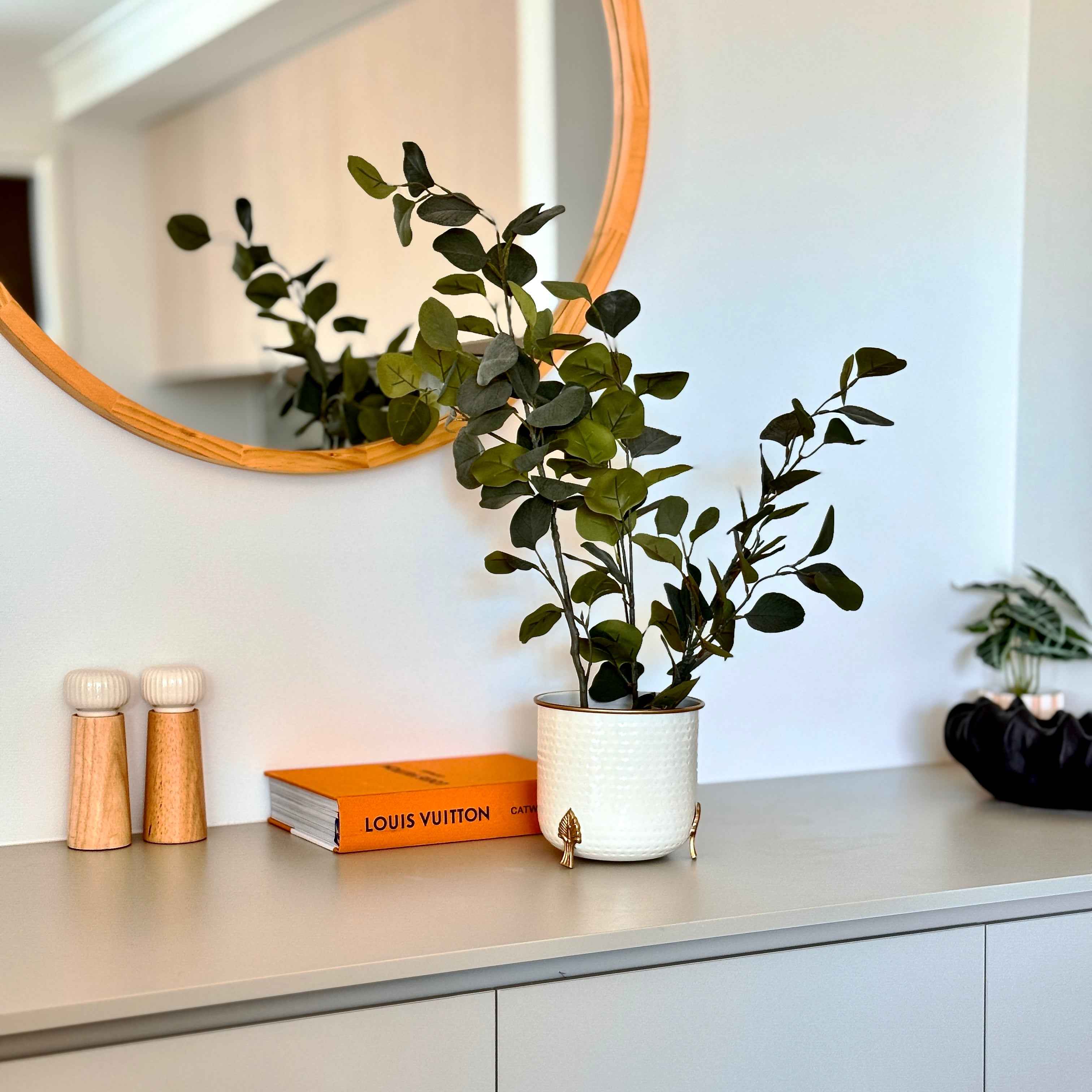 Hammered Leaf Leg Planter - White