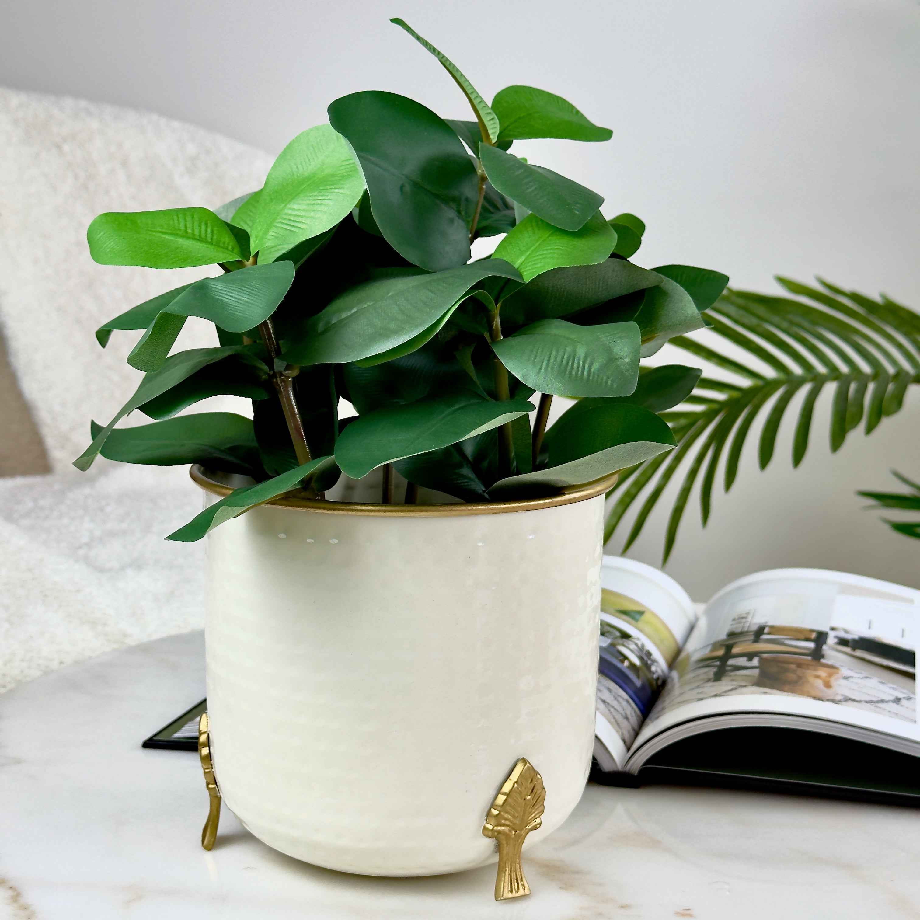 Hammered Leaf Leg Planter - White
